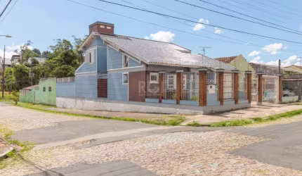 Excelente casa no bairro Jardim Itu, 167,00m² de área privativa, terreno de 300m², 03 dormitórios sendo uma suíte, sala ampla, mezanino, 03 banheiros, cozinha equipada e com churrasqueira, área extern