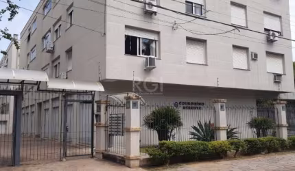 Apartamento localizado no bairro Vila Ipiranga, com 75 m² no 2º andar. Imóvel com 02 dormitórios, sala, cozinha, banheiro, área de serviço, dependência de empregada e pisos em parquet. Imóvel com posi
