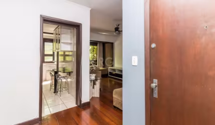 Apartamento mobiliado localizado no bairro Cristo Redentor, com 65,91 m² no 2º andar, frente. Imóvel com 02 dormitórios, sala de estar/jantar, cozinha completa, banheiro com box em vidro temperado, ár