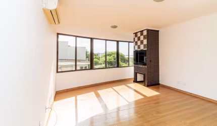 Apartamento localizado no bairro Vila Ipiranga, com 84m² no 2º andar. Imóvel com 2 dormitórios, sendo um suíte, ambos com ar condicionado, sala de estar/jantar com ar condicionado, cozinha com armário