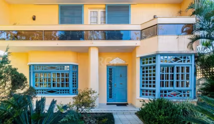 Excelente casa com 281 m²,  localizada no bairro Jardim Lindoia, 3 dormitórios, sendo 1 suíte,  living em 2 ambientes com sala de jantar, escritório, cozinha, copa, espaço gourmet com churrasqueira, s