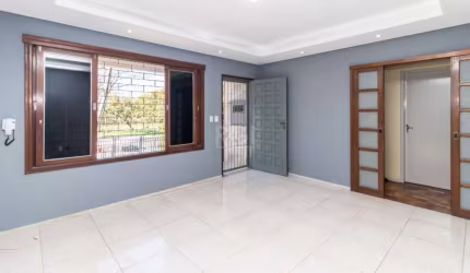 Casa localizada no bairro Rubem Berta, com 204m ². Imóvel possui duas casas, uma de frente com 3 dorm sendo uma suite, 1 banheiro social, 2 salas sendo 1 conjugada com cozinha e armários aéreos e disp