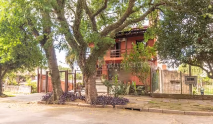 Casa localizada no bairro Vila Jardim, com 545m². Imóvel com 3 dormitórios sendo 1 suíte, sala de estar/jantar, sacada fechada, cozinha, banheiro social, área de serviço, piscina, churrasqueira, aquec