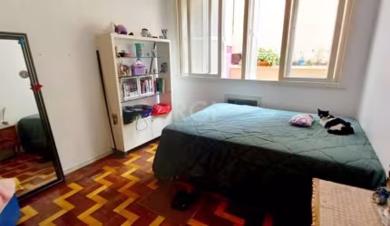 Amplo apartamento no centro histórico de Porto Alegre. com inquilino, andar alto, por 3 dormitórios, amplo living , cozinha, dependência de empregada. Condomínio com portaria 24 horas ,dois elevadores