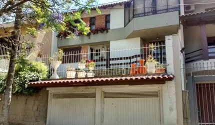 Excelente casa no Bairro Três Figueiras , divisa com Bairro Chácara das Pedras, 4 salas amplas, 04 dormitórios, escada e Ipê, lavabo, lavanderia, área de serviço, pátio grande com piscina, vaga para 2