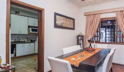 otima casa, localizada no Bairro Chácara das Pedras, com 170 m² de área privativa, com 3 dormitórios, 1 suíte, 1 dormitório com sacada, living, lavabo, sala de jantar, sala de estar, cozinha, banheiro
