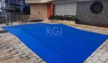 Casa com 3 dormitórios, sendo uma suíte master com hidromassagem, no bairro Chácara das Pedras em Porto Alegre/RS, ampla sala de estar e jantar, cozinha, 5 banheiros,  garagem para 3 carros com acesso