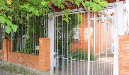Ótima casa no Bairro Partenon, 3 dormitórios, 1vaga de garagem fechada coberta   3 vagas descobertas. Amplo living para dois ambientes, banheiro social, copa, cozinha e pátio.&lt;BR&gt;Nos fundos  edi
