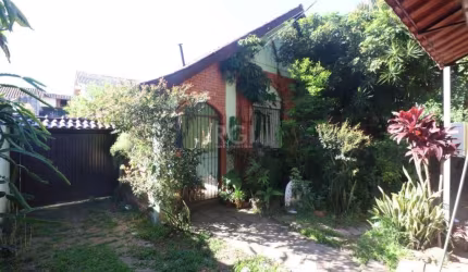 Casa com  3 dormitórios, 1 suíte, sala ampla, copa cozinha, churrasqueira, lareira, banheiro social, dependência de empregada, garagem para 3 carros, pátio, salão de festas enorme nos fundos. 11 metro