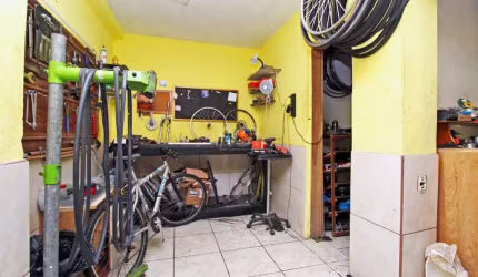 Casa de dois pisos, com duas entradas distintas, grande garagem para dois carros. Próximo da redenção.&lt;BR&gt;Excelente oportunidade de casa de dois pisos com ótima localização!&lt;BR&gt;&lt;BR&gt;E