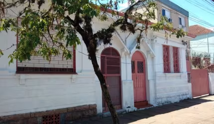 Casas geminadas com matriculas separadas e com venda em conjunto a nº 80 com uma garagem lateral e pátio 10 x 46 e a casa 78 com 2 dormitórios com possibilidade de expansão em alvenaria em um terreno 