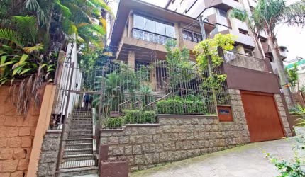 Excelente Casa no Bairro Petrópolis: Terreno medindo 11x39,60. Tendo 2 casas separadas. Podendo ser para moradias, comercial ou construção de prédio.&lt;BR&gt;2 residências separadas com 3 dormitórios