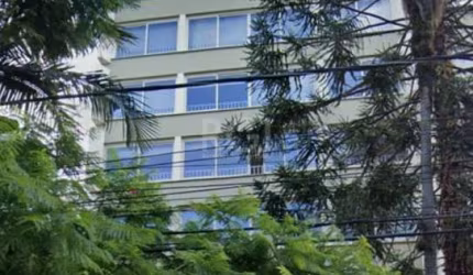 Apartamento de três quartos (dormitórios), suíte e duas vagas de garagem, no edifício Arcobaleno, bairro Moinhos de Vento em Porto Alegre.&lt;BR&gt;&lt;BR&gt;Apartamento com três (3) quartos (dormitór