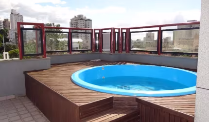 Ótima cobertura no Moinhos de Vento, com de 83m², mobiliada, geladeira, cooktop, móveis novos, possui terraço com piscina, possibilidade de colocar churrasqueira. Localizada a poucos metros da Socieda