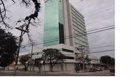 Excelente localização comercial, andar alto, proximidade ao aeroporto . Estacionamento rotativo, orientação solar oeste.&lt;BR&gt;Condomínio com portaria 24h, sistema eletrônico de segurança, 2 elevad