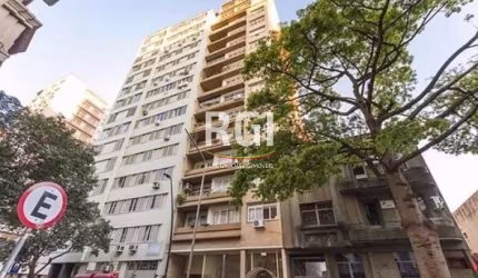 Apartamento 3 dormitórios com vaga no Centro Histórico de Porto Alegre Magnífico apartamento de 3 dormitórios c/suíte, 202 m² privativos e uma vaga escriturada, apenas 1 apartamento por andar, totalme
