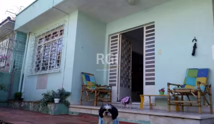 Ampla casa com reforma interna, piso de  porcelanato 4  dormitórios sendo 1 suite, 1 banheiro e um lavabo, cozinha, sala de jantar e estar amplos . Possui nos fundos uma extensa  área de serviço que p