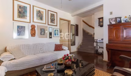 Apartamento triplex com 3 dormitórios sendo 1 suite com hidro , sala para 3 ambientes. Todas peças amplas. Excelente construção. Prédio pequeno.Sem vaga de garagem mas com possibilidade de locar ou co