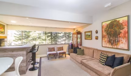 Excelente apartamento em ótima localização! São três dormitórios, sendo uma suíte com ampla sacada, banheiro social, living para três ambientes bem definidos, churrasqueira com bancada, cozinha, área 