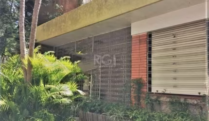 Ótima e ampla casa no Menino Deus, em terreno com 484m² (11x44m) de 3 dormitórios. Possui hall de entrada, ampla sala de estar para 2 ambientes com lareira e sacada, sala de TV, sala de jantar, 3 dorm
