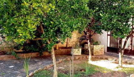Casa 4 dormitório,com parte inferior, muito boa, lugar tranquilo bom p/ morar com todas as comodidades que o bairro oferece.