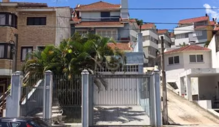 Excelente Residência 5 Dormitórios sendo 1 suíte, Garagem 3 Carros, Piscina, Lareira, Churrasqueira, Vista para o Guaíba, Portão Eletrônico, Sacada, Terraço, Sótão.