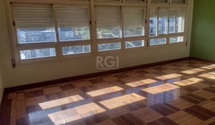 APARTAMENTO DE ANDAR INTEIRO, 03 DORMITÓRIOS , 02 BANHEIROS COMPLETOS, DEPENDÊNCIA DE EMPREGADA, SALA EM  ''L''  PARA 03 AMBIENTES , SALA DE ESTAR SEPARADA, COM PISO TODO EM PERQUET, COPA COZINHA, FIC