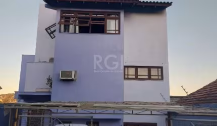 Ótimo e amplo sobrado no bairro Cristal, com 3 pavimentos, terreno com 320m² (9,70x33m), sendo 244m² construídos. Possui no andar térreo: ampla sala para 2 ambientes com lareira, 1 dormitório, banheir