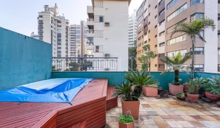 Ótima cobertura duplex, no bairro Rio Branco, andar alto, com 203m² privativos, de 3 dormitórios e 2 vagas. Possui no andar inferior: amplo living para 2 ambientes com rebaixe em gesso e sacada integr