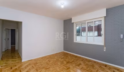 Apartamento com 3 dormitórios, amplo, possui lavabo, sala com split, cozinha com pia em granito, despensa,  banheiro auxiliar, lavanderia, quarto 1 possui split e roupeiro sob medida, quarto 2 possui 