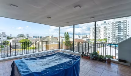 Ótima cobertura duplex no bairro Higienópolis, com 260m² privativos, de 4 dormitórios, suíte e 2 vagas. Possui no andar inferior: living amplo com sacada integrada, sala de jantar, 3 dormitórios sendo