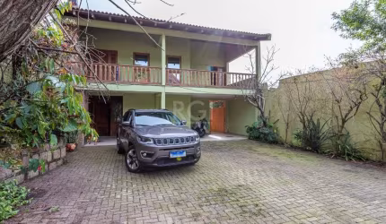 Terreno possui 450 metros de área  total, construção + frente. &lt;BR&gt;No terreno possui um chalé de madeira e três casas. Excelente investimento para construção de empreendimento residencial...