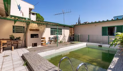 Casa térrea com 3 dormitórios Parque Santa Fé, com 1 suíte, sala de estar, sala de jantar, banheiro social, cozinha, pátio, piscina, garagem coberta para 5 carros e 1 descoberta. Nos fundos com uma ed