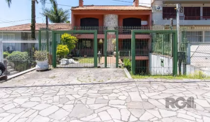 Casa à venda em Porto Alegre, localizada no bairro Cavalhada. Com área total de 572m², essa casa possui 6 dormitórios, sendo 1 suíte, e 3 banheiros sociais, possui piscina. Além disso, a casa conta co