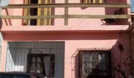 Sobrado de três dormitórios, sacada, piso cerâmica, amplo pátio, estacionamento para mais ou menos 4 carros, ensolarado, precisa de acabamento, ótima localização, &lt;BR&gt;Parte de cima : dois quarto