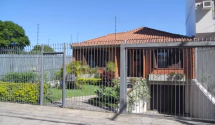 Excelente residência com 3 dormitórios, sendo 1 suíte, closet, 2 salas estar, lareira, sala jantar, banheiro social, lavabo, cozinha montada, adega, dependência de serviço completa, lavanderia, depósi