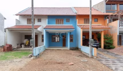 Excelente casa com 3 dormitórios, sendo uma suíte com sacada. Você pode contar também com um amplo living que integra a sala de estar à sala de jantar, lavabo, cozinha americana, banheiro social que a