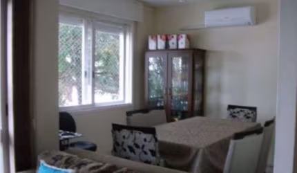 Excelente apartamento de tres dormitórios, reformado, transformado em dois, banheiro auxiliar,  cozinha americana. Condomínio com playground, portaria 24 horas. Ótima localização de frente, proporcion