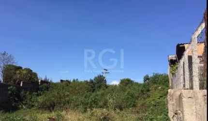 Terreno com área total de 1100m², localizado na Rua Comandai, no bairro Cristal, em Porto Alegre. A região oferece fácil acesso a diversos comércios e possui infraestrutura completa, incluindo água, e