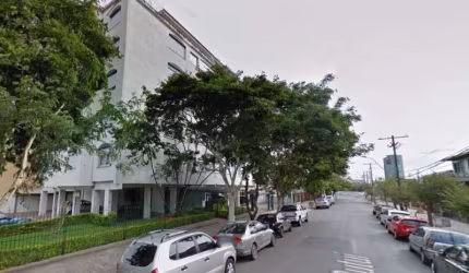 Apartamento 2 dormitórios, reformado, 79,39 m² privativos, living dois ambientes em porcelanato, área íntima em laminado, banheiro social, cozinha, área de serviço, água quente com aquecedor de passag