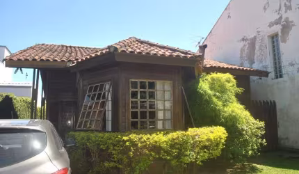 Residência maravilhosa bem localizada em rua tranquila, apenas 5 minutos da avenida serraria. Próximo de muitos recursos excelentes.&lt;BR&gt;imóvel possui 03 dormitórios, 01 banho social, living 02 a