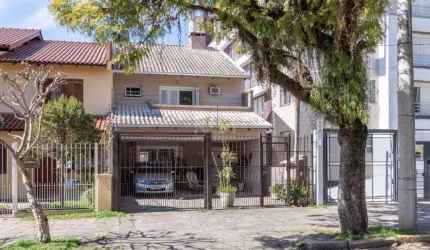 Excelente casa na Rua José Gomes - Pátio super amplo!&lt;BR&gt;&lt;BR&gt;&lt;BR&gt;São 3 dormitórios, 2 suites, closet com hidro, living 2 ambientes com lareira, sacada, cozinha americana, banheiro so
