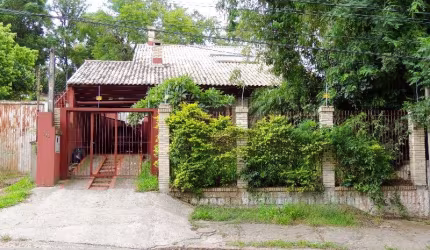Casa no centro de Belém Novo - living para 3 ambientes com cozinha americana integrada, 3 dormitórios, sendo 2 suites com hidro. Edícula com lavanderia  /-- 60m2. Garagem para 3 carros. Placas de emer