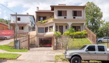 Excelente casa com 460m2, em terreno de 12m x 64m.&lt;BR&gt;04 dormitórios amplos, sendo uma suíte com closet e banheira de hidromassagem. &lt;BR&gt;&lt;BR&gt;sala com dois ambientes no piso superior,