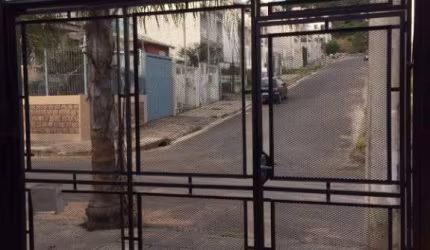 Casa com móveis nos dormitórios e cozinha. Duas suítes, sótão podendo ser transformado no terceiro quarto. Living 2 ambientes, churrasqueira, lavabo, área de serviço. Dois pátios, frente e fundos. Imp