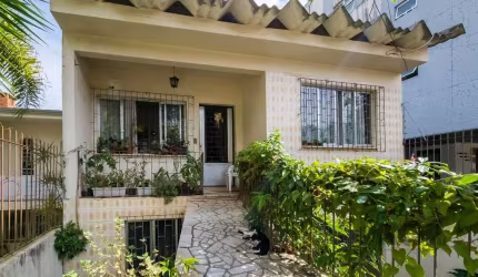 Situada em terreno de 7,25 x 44, casa com 03 dormitorios(suite), living para 02 ambientes,&lt;BR&gt;lavabo, ampla copa cozinha. Parte de baixo com 01 cozinha, 01 dormitorio e 01 banheiro social, mais 