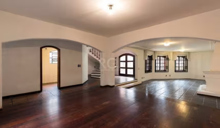 Casa de quatro dormitórios, sendo 1 suíte master com closet.&lt;BR&gt;Living quatro ambientes com lareira central e lavabo. &lt;BR&gt;Ampla cozinha, banheiro social, banheiro auxiliar, área de serviço