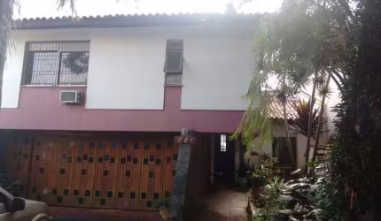 Casa 3 dormitórios, 1 suite com banheira de hidro, living para 3 ambientes, churrasqueira, 01 banheiro social, com cozinha, pátio, escritório, piscina, canil.&lt;BR&gt;garagem coberta para 02 carros, 