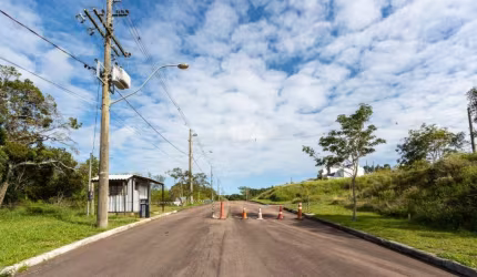 Terreno pronto para construir. Lote 33&lt;BR&gt;Com infraestrutura de água, luz, esgoto e ruas asfaltadas.&lt;BR&gt;Localizado próximo a Av. Juca Batista.&lt;BR&gt;Possui uma linda vista para o Guaíba