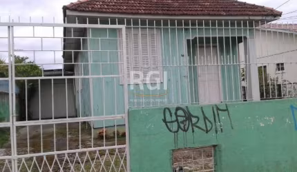 Terreno com 381m², plano com frente de 9,90m e 38,50m de profundidade, localização privilegiada, próximo a rua Camaquã. Terreno tem 2 casas, 1 chalé de madeira, e 1 casa de alvenaria com 2 dormitórios